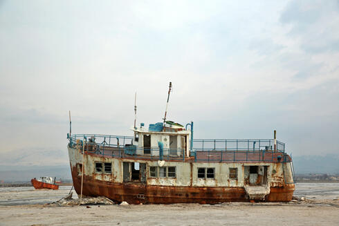 Abandoned ship stuck at the bottom of Lake Oroumieh (Photo: AP) (צילום: AP) Abandoned ship stuck at the bottom of Lake Oroumieh (Photo: AP)