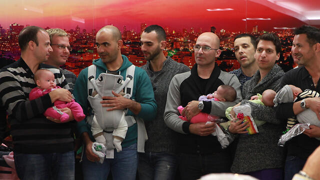 קבלת פנים ל זוגות תינוקות פונדקאים ש חזרו מ תאילנד פונדקאות עיריית ת"א (צילום: מוטי קמחי) קבלת פנים ל זוגות תינוקות פונדקאים ש חזרו מ תאילנד פונדקאות עיריית ת"א