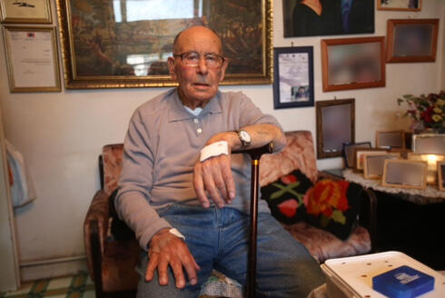 Yitzhak in his home after the robbery (Photo: Motti Kimchi) (צילום: מוטי קמחי) Yitzhak in his home after the robbery (Photo: Motti Kimchi)