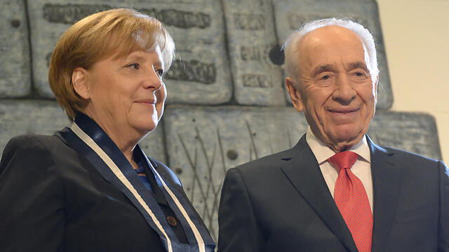 Peres with German Chancellor Angela Merkel (Photo: Mark Neuman, GPO)