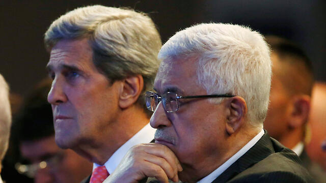 מזכיר ארה"ב ג'ון קרי נשיא שמעון פרס ו אבו מאזן ב כינוס הפורום הכלכלי העולמי ב ירדן