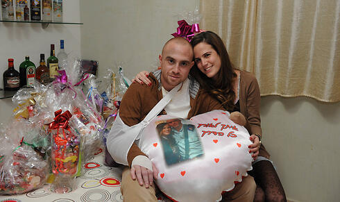Captain Ziv Shilon and girlfriend Adi during his rehabilitation (Photo: Yisrael Yossef) (צילום: ישראל יוסף "ידיעות אחרונות" ) Captain Ziv Shilon and girlfriend Adi during his rehabilitation (Photo: Yisrael Yossef)
