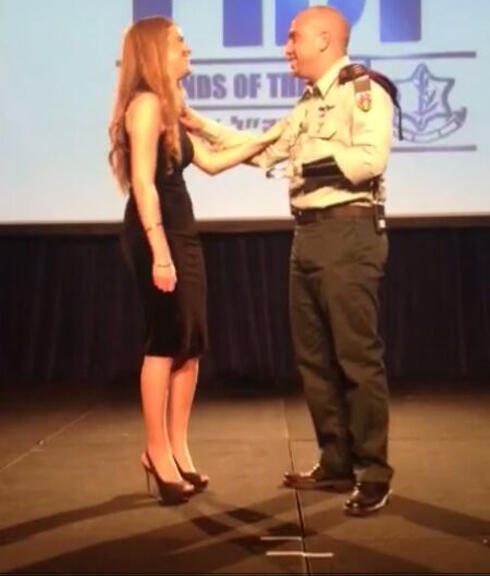 Ziv Shilon proposing to girlfriend Adi at the FIDF conference in Miami (Photo: Ron Rofe) (צילום: רון רופא) Ziv Shilon proposing to girlfriend Adi at the FIDF conference in Miami (Photo: Ron Rofe)