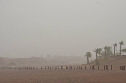Sand storm over Eilat (Photo: Meir Ohayon) (צילום: מאיר אוחיון) Sand storm over Eilat (Photo: Meir Ohayon)