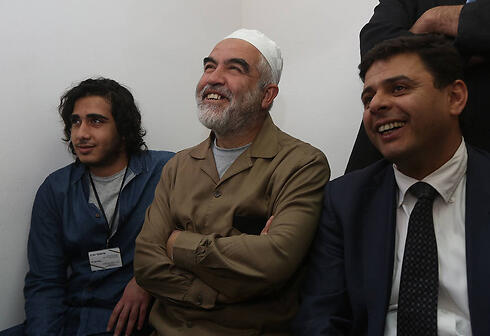 Salah jokes with Jerusalem court judge (Photo: Gil Yohanan) (צילום: גיל יוחנן) Salah jokes with Jerusalem court judge (Photo: Gil Yohanan)