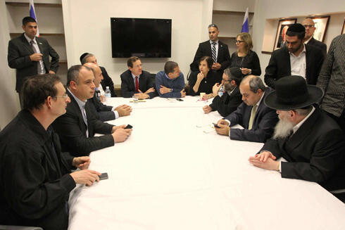 Emergency opposition meeting, Sunday (Photo: Ido Erez) (צילום: עידו ארז) Emergency opposition meeting, Sunday (Photo: Ido Erez)