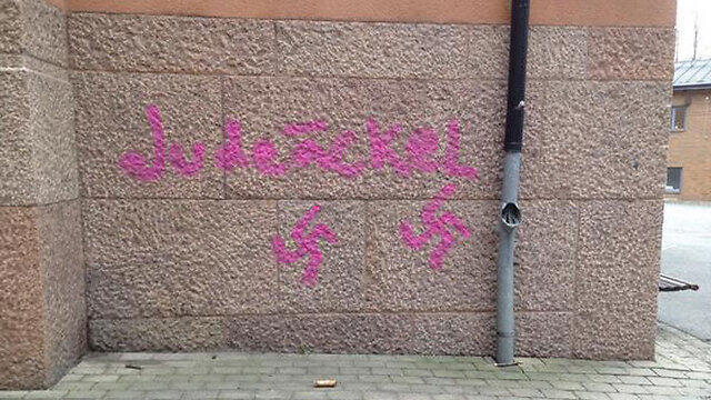 Swastikas in Stockholm (Photo: Calle Nathanson, Twitter) (צילום: עמוד הטוויטר של Calle Nathanson) Swastikas in Stockholm (Photo: Calle Nathanson, Twitter)