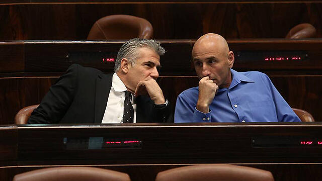 מליאה כנסת הצבעה חוק משילות  יאיר לפיד עופר שלח