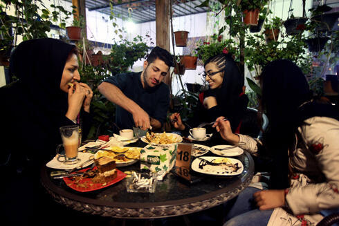 Young Iranian adults eat at a cafe in Tehran, Iran (Photo: AP)
