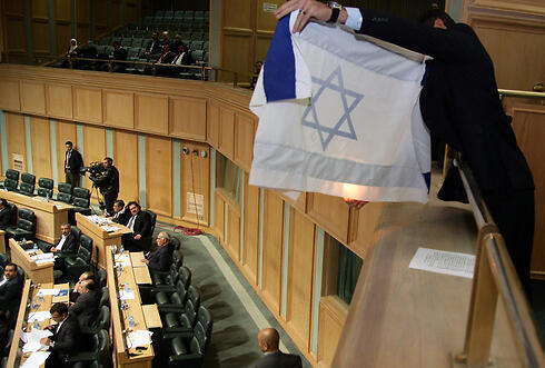 Israeli flag set ablaze amid anger at death of judge (Photo: AFP)