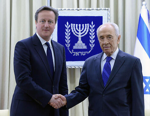 Peres meets former British PM Cameron (Photo: Mark Neiman, GPO)