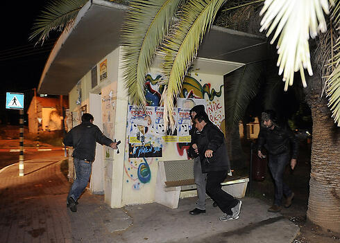Sderot residents running for cover, Wednesday (Photo: AFP) (צילום: AFP) Sderot residents running for cover, Wednesday (Photo: AFP)