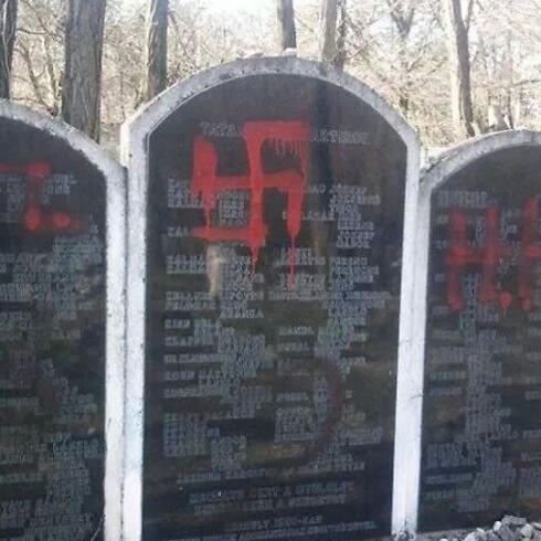 Jewish graves desecrated in Hungary recently (Photo: Feher Gabor) (צילום: Feher Gabor) Jewish graves desecrated in Hungary recently (Photo: Feher Gabor)