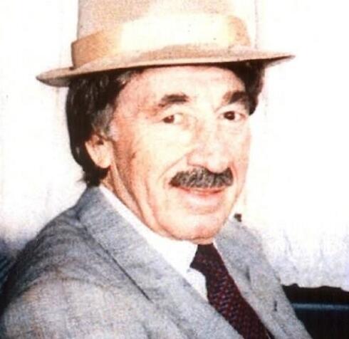 Peres undercover, en route to peace talks in Jordan (Photo: Shimon Peres' Official Facebook Page)