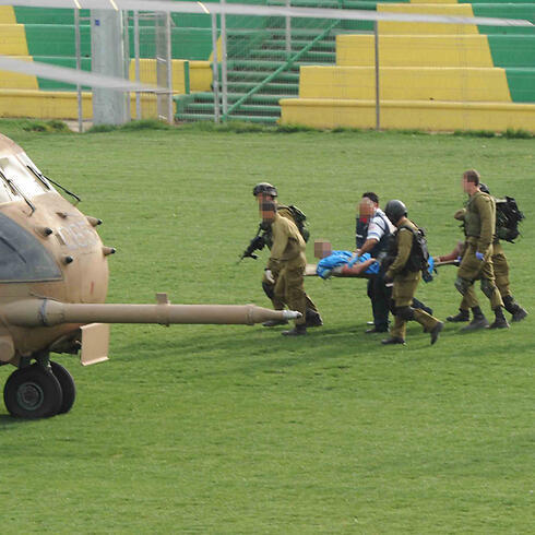 Evacuation of injured IDF soldier following blast (Photo: Avihu Shapira)