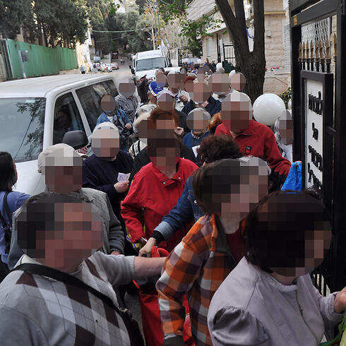 Long lines ahead of the holiday (Photo: George Ginsburg) (צילום: ג'ורג' גינסבורג) Long lines ahead of the holiday (Photo: George Ginsburg)