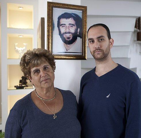 Itzik Mizrahi and his mother Mazal (Photo: AP) (צילום: AP) Itzik Mizrahi and his mother Mazal (Photo: AP)