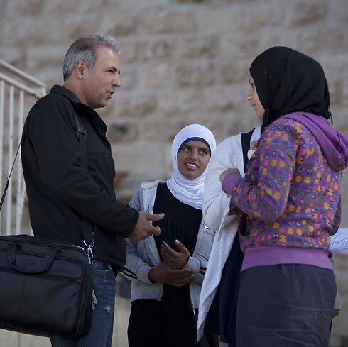 Learned Hebrew behind bars. Mansour with students (Photo: AP) (צילום: AP) Learned Hebrew behind bars. Mansour with students (Photo: AP)