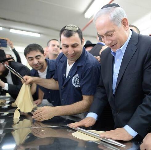 Netanyahu flattening a matzah (Photo: Kobi Gideon, GPO) (Kobi Gideon, GPO) Netanyahu flattening a matzah (Photo: Kobi Gideon, GPO)