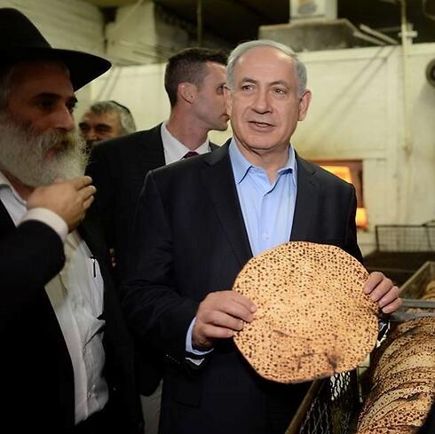 Prime Minister Netanyahu showing off his matzah (Photo: Kobi Gideon, GPO) (Kobi Gideon, GPO) Prime Minister Netanyahu showing off his matzah (Photo: Kobi Gideon, GPO)