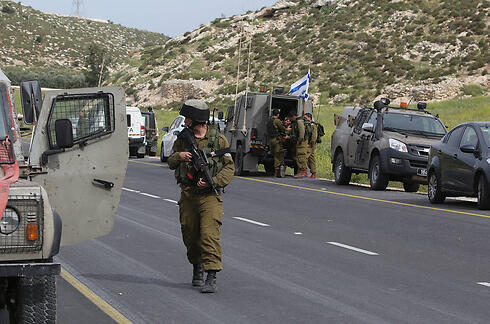 IDF soldiers at the scene of the attack (Photo: Gil Yohanan)