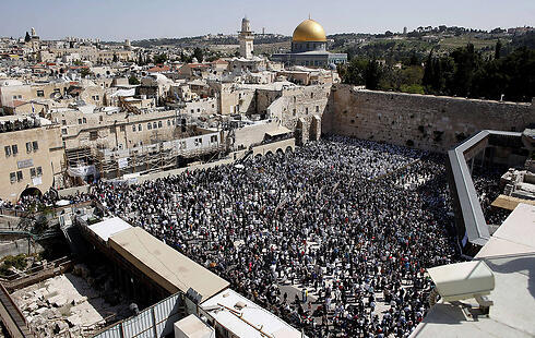 The Priestly Blessing at the Western Wall, Passover 2014 (Photo: AFP) (צילום: AFP) The Priestly Blessing at the Western Wall, Passover 2014 (Photo: AFP)