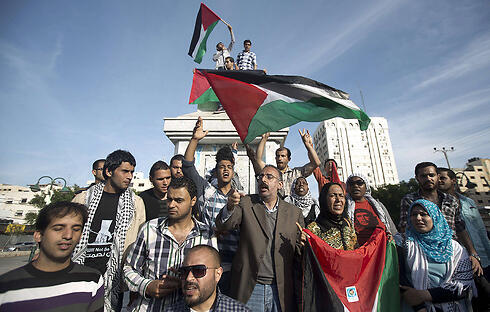 Palestinians celebrate the unity agreement between Hamas and Fatah (Photo: AFP)