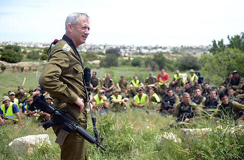 Chief of Staff Benny Gantz adresses soldiers participating in Wednesday's exercises (Photo: IDF Spokesperson's Unit) (צילום: דובר צה"ל) Chief of Staff Benny Gantz adresses soldiers participating in Wednesday's exercises (Photo: IDF Spokesperson's Unit)