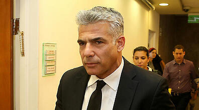 יאיר לפיד ישיבת הממשלה ישיבת ממשלה משרד ראש הממשלה ירושלים (צילום: עמית שאבי) יאיר לפיד ישיבת הממשלה ישיבת ממשלה משרד ראש הממשלה ירושלים