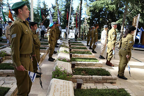 Laying flags at graves of fallen soldiers (Archive photo: Amit Shabi) (צילום: עמית שאבי, "ידיעות אחרונות") Laying flags at graves of fallen soldiers (Archive photo: Amit Shabi)