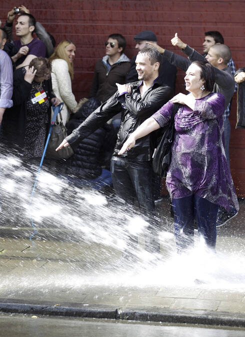 Quenelle in face of water cannons (Photo: AFP) (צילום: AFP) Quenelle in face of water cannons (Photo: AFP)