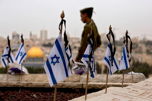 Soldier at cemetery on the Mount of Olives in Jerusalem (Photo: AP)