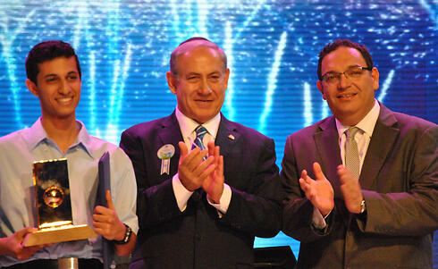 Amos with Prime Minister Netanyahu, Education Minister Piron (Photo: Ofer Meir)
