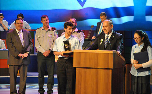 Prime Minister Netanyahu and Eitan Amos  (Photo: Ofer Meir)