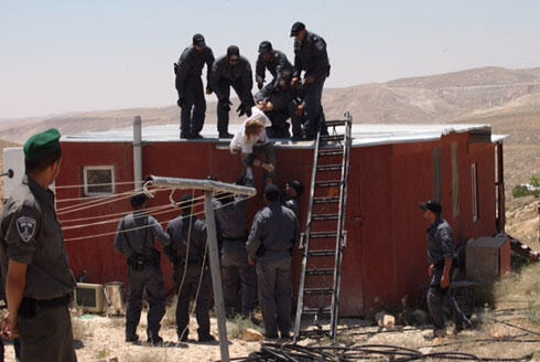 Removing protesters at Ma'aleh Rehavam (Photo: Gil Yochanan) (צילום: גיל יוחנן) Removing protesters at Ma'aleh Rehavam (Photo: Gil Yochanan)