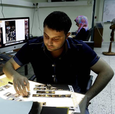 Employee in the photo archive of the United Nations Relief and Works Agency (UNRWA), organizes negatives to be digitized at the UNRWA archive library in Gaza City (Photo: AP)