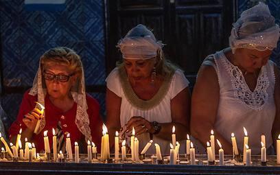 עולים לרגל יהודים תוניס תוניסיה בית הכנסת אלגריבה (צילום: AP) עולים לרגל יהודים תוניס תוניסיה בית הכנסת אלגריבה