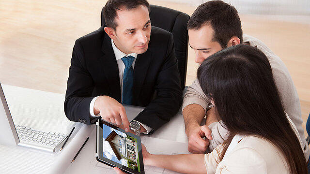 Покупка квартиры. Иллюстрация: shutterstock