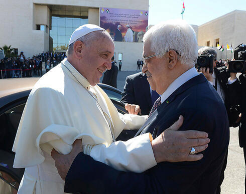 Pope Francis meets with PA President Abbas in Bethlehem (Photo: Reuters)