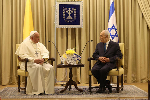 Pope Francis and President Peres meet at the President's Residence (Photo: Amit Shabi)