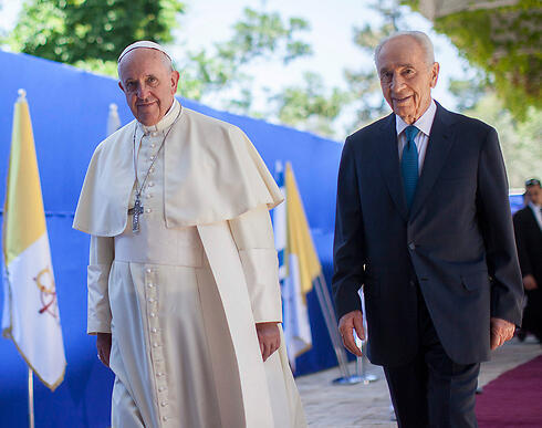 Peres with Pope Francis (Photo: Yontan Zindel)