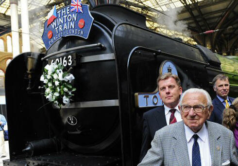 Winton next to a replica of the train he used to save Czech Jews (Photo: Reuters) (צילום: רויטרס) Winton next to a replica of the train he used to save Czech Jews (Photo: Reuters)
