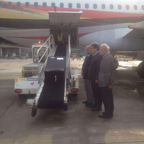 Paying last respects at Brussels airport (Photo:  Lior Zilberstein) 