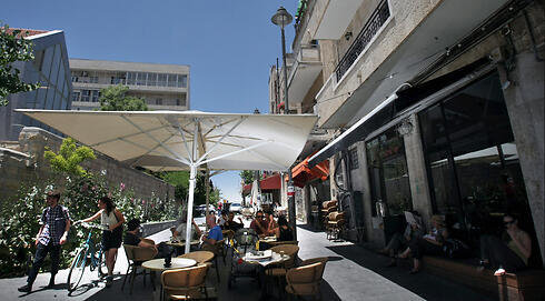 Betzalel Cafe provides a casual alternative to restaurants open on Shabbat. (Photo: Photo: Alex Kolomoisky) (צילום: אלכס קולומויסקי) Betzalel Cafe provides a casual alternative to restaurants open on Shabbat. (Photo: Photo: Alex Kolomoisky)