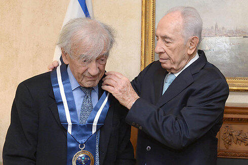 Former president Peres, left, honoring Wiesel with the Presidential Medal (Photo: Mark Neiman, GPO) (צילום: מארק ניימן, לע"מ) Former president Peres, left, honoring Wiesel with the Presidential Medal (Photo: Mark Neiman, GPO)
