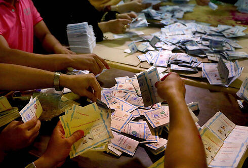 Counting the votes (Photo: AFP) (צילום: AFP) Counting the votes (Photo: AFP)