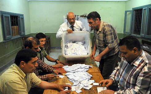 Counting the votes (Photo: AFP) (צילום: AFP) Counting the votes (Photo: AFP)