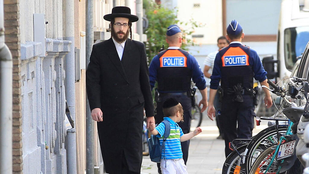 Полиция в еврейском квартале Антверпена. Архив 