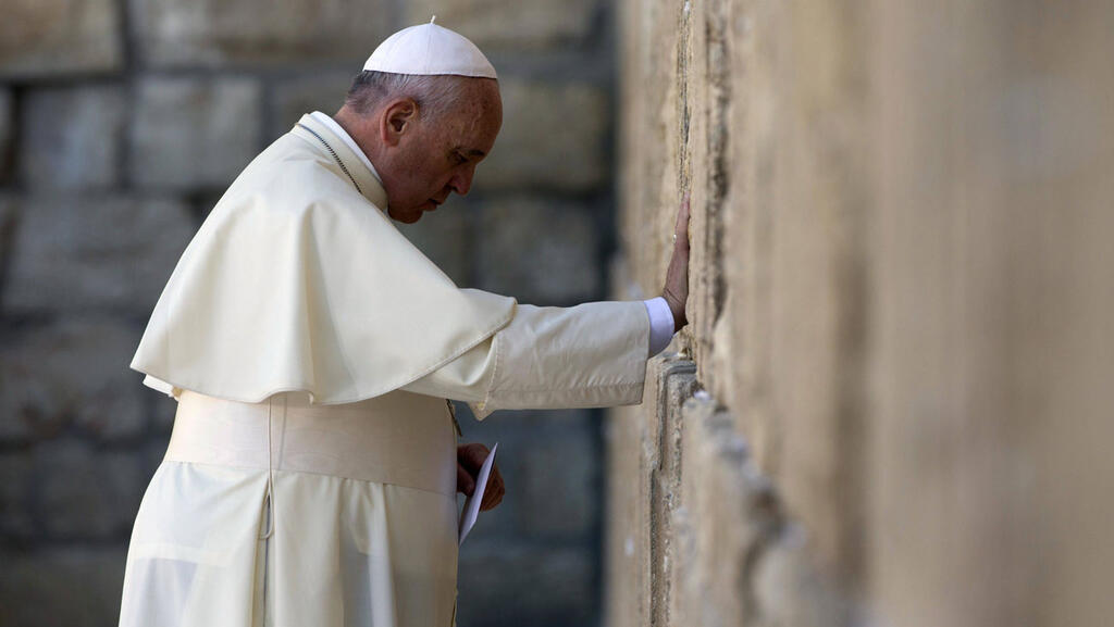 Pope prays at the Western Wall