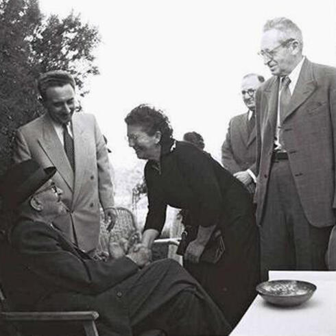 Yitzhak Ben-Zvi (R) wrote Weizmann to underline the importance of Hebrew nomenclature (צילום: פריץ כהן, לע"מ) Yitzhak Ben-Zvi (R) wrote Weizmann to underline the importance of Hebrew nomenclature